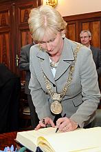 Na zakończenie spotkania Eibhlin Byrne, Lord Burmistrz Dublina wpisała się do Księgi Pamiątkowej...
