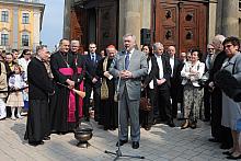 Zgodnie z tradycją, w tegoroczną Wielką Sobotę, pod kościół Mariacki przybyli tłumnie krakowianie, aby wziąć udział w święceniu 