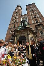 Podczas święcenia kardynałowi Stanisławowi Dziwiszowi asystował gospodarz tego miejsca, proboszcz parafii Mariackiej, ksiądz inf