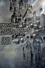 ... pod Pomnikiem upamiętniającym ofiary hitlerowskiego ludobójstwa.