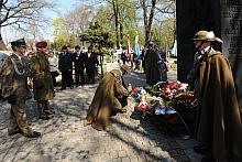 Wieńce i wiązanki kwiatów składali przedstawiciele Wojska Polskiego...