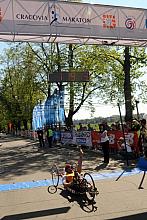 Wśród zawodników startujących na wózkach najlepszy okazał się Sylwester Wojtasik z czasem 3 godziny 2 minuty i 40 sekund.