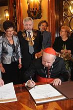 Zgodnie ze zwyczajem nowy Honorowy Obywatel Miasta Krakowa złożył swój podpis na kopii aktu nadania. Dokument ten został przekaz