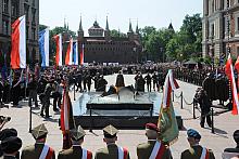 Wartę przy Grobie Nieznanego Żołnierza zaciągnęli żołnierze Wojska Polskiego, policjanci i strażnicy miejscy.
