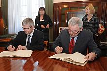 Prezydent Miasta Krakowa Jacek Majchrowski oraz Gregor Muenstermann, Prezes Zarządu ArcelorMittal Poland SA podpisali list w spr