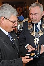 Medal odebrał Marek Krobicki, dyrektor krakowskiego Szpitala Zakonu Bonifratrów.