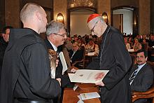 Przedstawiciele Szpitala wręczyli statuetki i dyplomy. Obdarowani zostali między innymi: ksiądz kardynał Franciszek Macharski...