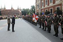 W przededniu 89. rocznicy Bitwy Warszawskiej przy Grobie Nieznanego Żołnierza na placu Matejki odbył się uroczysty apel, w który