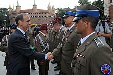 Bogdan Klich Minister Obrony Narodowej wręczył wyróżnienia żołnierzom oraz cywilnym pracownikom wojska