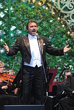 Śpiewał wybitny polski tenor Dariusz Stachura.