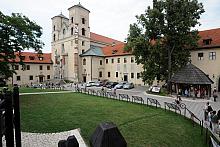 Klasztorna tradycja mówi, że tynieckie opactwo benedyktynów ufundował w roku 1044 Kazimierz Odnowiciel. 