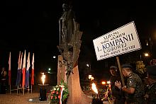 Póżnym wieczorem uczestnicy Marszu zgromadzili się przed pomnikiem Marszałka, na rogu ulic Piłsudskiego i Retoryka.
