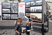 Wystawa prezentuje autentyczne zdjęcia z kampanii wrześniowej. Jest na nich polska broń przeciwpancerna, z której zniszczono spo