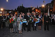 Z wieńcami i wiązankami kwiatów czekiwali przedstawiciele Władz Województwa, Miasta oraz reprezentanci organizacji społecznych i