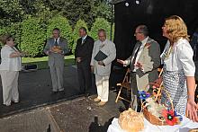 Starościna Lucyna Halagarda i starosta Jerzy Stochel wręczyli Prezydentowi pierwszy chleb z nowego zboża.