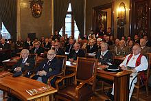 W sali Obrad Rady Miasta Krakowa tłumnie zgromadzili się weterani walk o niepodległość, harcerze oraz członkowie stowarzyszeń pa