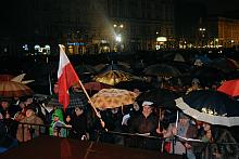 Mimo niesprzyjającej aury wydarzenie zgromadziło na krakowskim Rynku setki mieszkańców i gości.