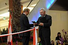 Krzyż Oficerski Orderu Republiki Węgierskiej wręczył Prezydentowi Majchrowskiemu Jego Ekscelencja Robert Kiss - Ambasador Węgier