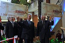 Prezydent Miasta Krakowa i Wojewoda Małopolski otrzymali dwa symboliczne czeki, każdy o wartości miliona złotych.