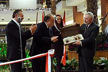Sandor Demjan i Jacek Engel wręczyli Prezydentowi Majchrowskiemu symboliczny klucz do Bonarka City Center.