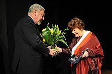 Prezydent Krakowa Jacek Majchrowski wręczył Laureatce bukiet kwiatów oraz symboliczny klucz do bram Krakowa. 
