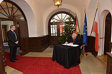 Prezydent Miasta Krakowa Jacek Majchrowski w obecności Konsula Generalnego Niemiec w Krakowie Dr. Michaela Großa wpisał się do księgi kondolencyjnej w związku z zamachem terrorystycznym  w Berlinie.