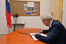 Zastępca Prezydenta Miasta Krakowa Tadeusz Trzmiel wpisał się do księgi kondolencyjnej w związku z  katastrofą rosyjskiego samolotu Tu-154.
