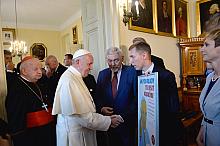 Spotkanie pożegnalne w Kurii z Papieżem Franciszkiem, przekazanie Ojcu Świętemu symbolicznego plakatu z portretem