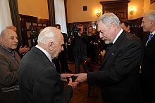 Wręczenie odznaki Honoris Gratia Marianowi Gredze, krakowskiemu rzemieślnikowi naprawiającemu wieczne pióra od 65 lat