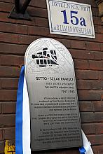 Symboliczne odsłonięcie siedmiu tablic informujących o przebiegu Szlaku Pamięci Getto 1941-43.