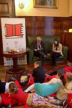 Mroczne czytanki po zmroku - prezydent Jacek Majchrowski czyta w swoim gabinecie w ramach Festiwalu Literatury dla Dzieci