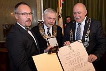 Brązowe medale Cracoviae Merenti dla prof. Wincentego Kućmy oraz Małopolskiej Okręgowej Izby Pielęgniarek i Położnych