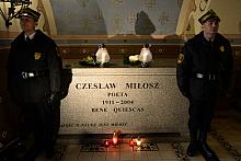 Zapalenie znicza "Kraków Pamięta" na grobie Czesława Miłosza