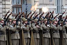 Kompania Wojska Polskiego oddała salwę honorową.