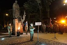 Pod pomnikiem Marszałka Piłsudskiego - apel wieczorny uczestników XLVII (32. po wojnie) Marszu szlakiem I Kompanii Kadrowej