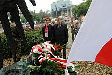 Kwiaty pod pomnikiem poświęconym Żołnierzom Polski Walczącej