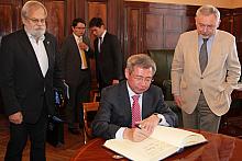 Ambasador Kazachstanu Erik Utembayev z pierwszą oficjalną wizytą u prezydenta Krakowa