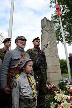 Uroczystości w Michałowicach przed pomnikiem upamiętniającym obalenie słupów granicznych przez I Kompanię Kadrową