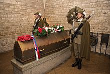 Złożenie kwiatów na sarkofagu Marszałka Józefa Piłsudskiego oraz Lecha Kaczyńskiego