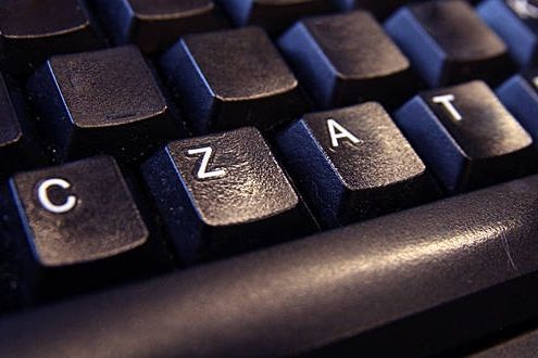 zdjęcie klawiatury z napisem czat