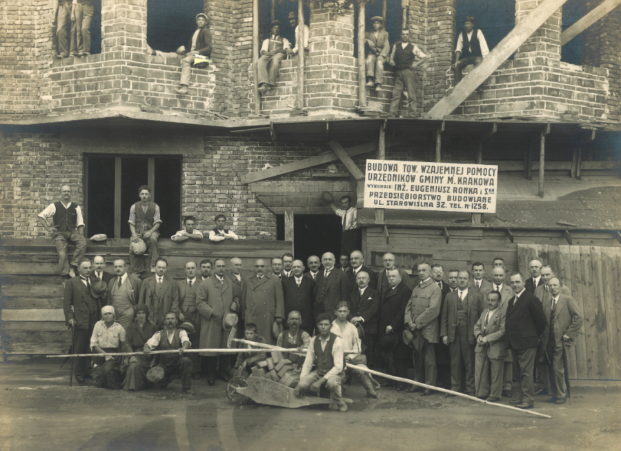 Wykonana 11 września 1928 roku fotografia z tradycyjnej uroczystości stawiania „wiechy”) na powstającym budynku Domu Towarzystwa przy al. Krasińskiego 18. 