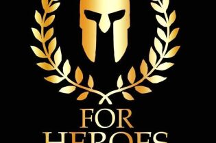Logotyp fundacji for heroes - spartański szyszak plus liście 