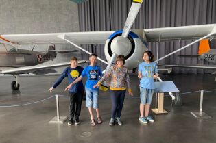 dzieci z niepełnosprawnością w trakcie półkolonii letniej zwiedzają muzeum lotnictwa w krkaowie