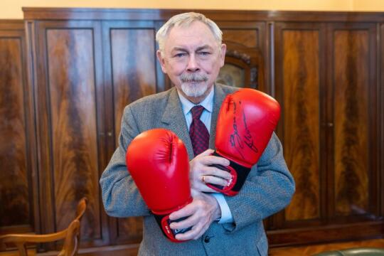 Prezydent Krakowa przekazuje na WOŚP rękawice bokserskie od Kliczki 