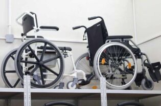 Zdjęcie przedstawia dwa wózki inwalidzkie 