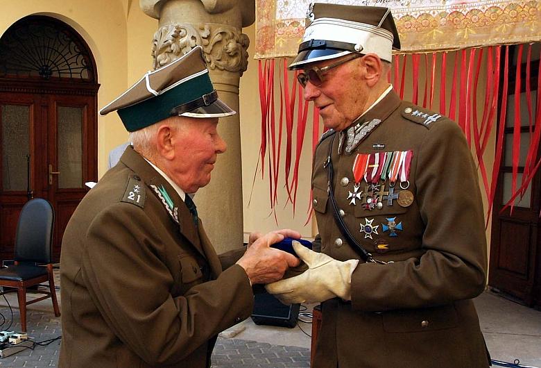 Przedstawiciel 21. Pułku Ułanów Nadwiślańskich wręczył odznakę pułkową ostatniemu dowódcy szwadronu kawalerii polskiej pułkownik