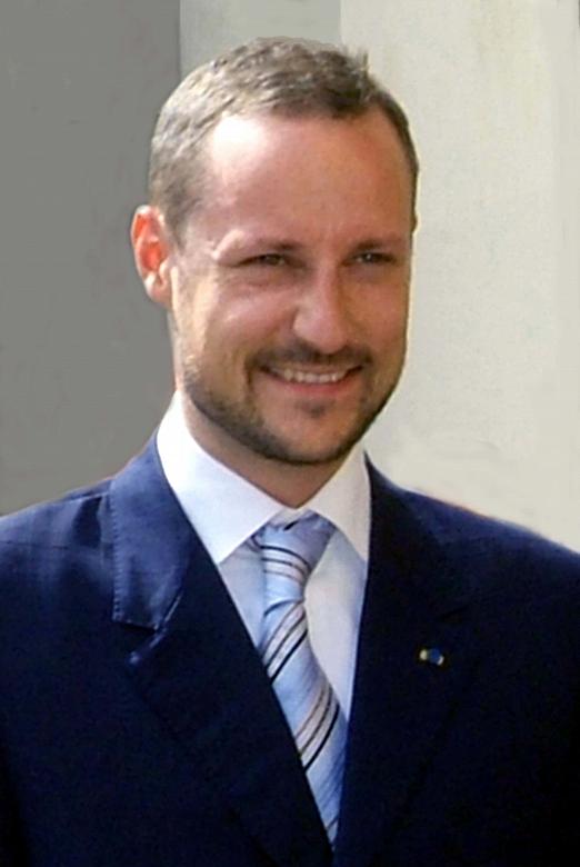 JW Książe Haakon urodził się w roku 1973. Jest synem króla Haralda V i królowej Sonii. 
Ukończył nauki polityczne na Uniwersyte