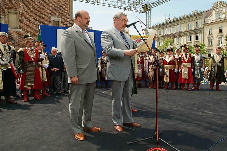 Prezydent Miasta Krakowa 
Jacek Majchrowski oraz Wojewoda Małopolski Jerzy Adamik odczytali akt intronizacyjny. 