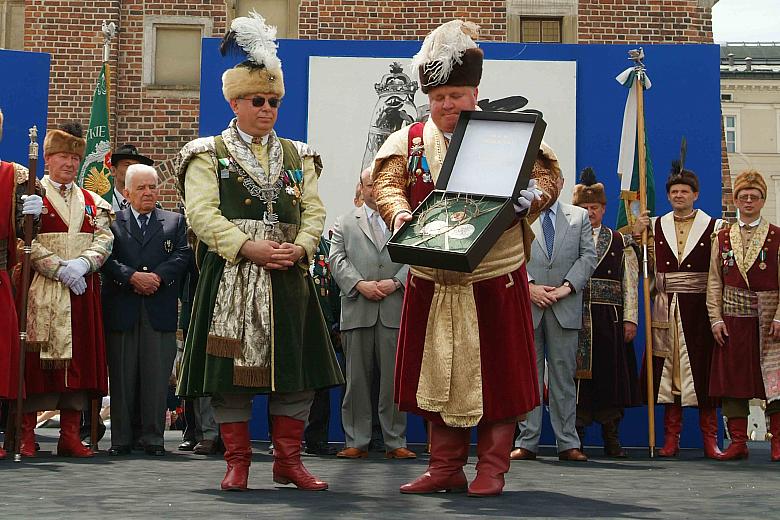 Medale intronizacyjne oraz korona cierniowa z Ziemi Świętej to dary abdykacyjne ustępującego Króla Kurkowego Stanisława Dyrdy.