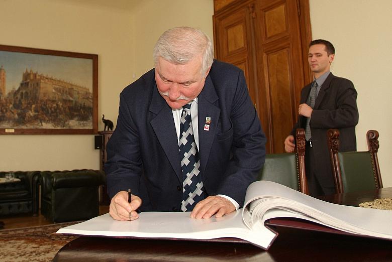 Lech Wałęsa wpisał się do pamiątkowej księgi.